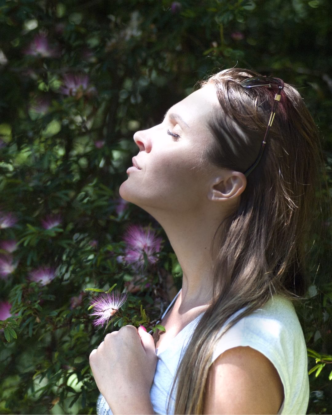 Visage de profil d’une femme dans l’ombre avec des halos lumineux représentant l’activation de son cerveau et de ses mémoires émotionnelles